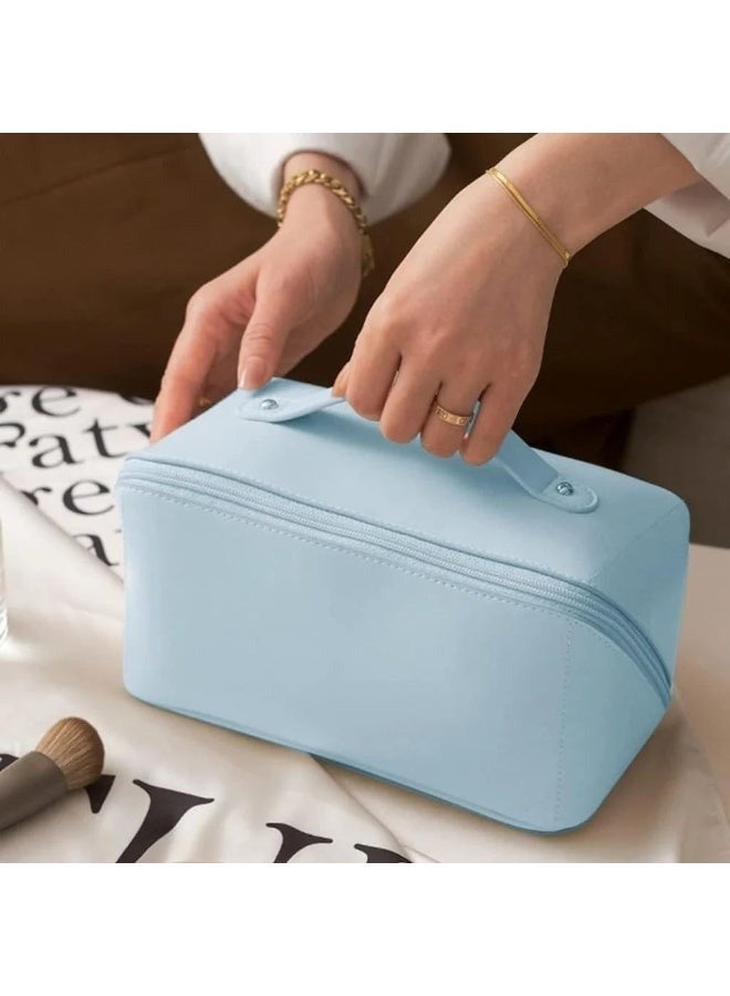 حقيبة مكياج سفر نسائية - منظم مستحضرات تجميل من الجلد الصناعي مع فتحة علوية واسعة، وفواصل داخلية، ومقبض حمل متين، وسعة كبيرة لأدوات النظافة الشخصية ومستلزمات التجميل، لون أزرق فاتح - Image 5